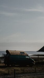 Électricité en Van Aménagé : Station Portable vs Installation Fixe